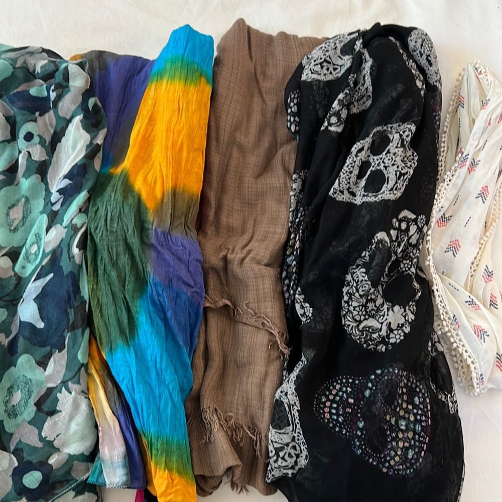 5 Fashion Scarfs! All in great condition / some new!